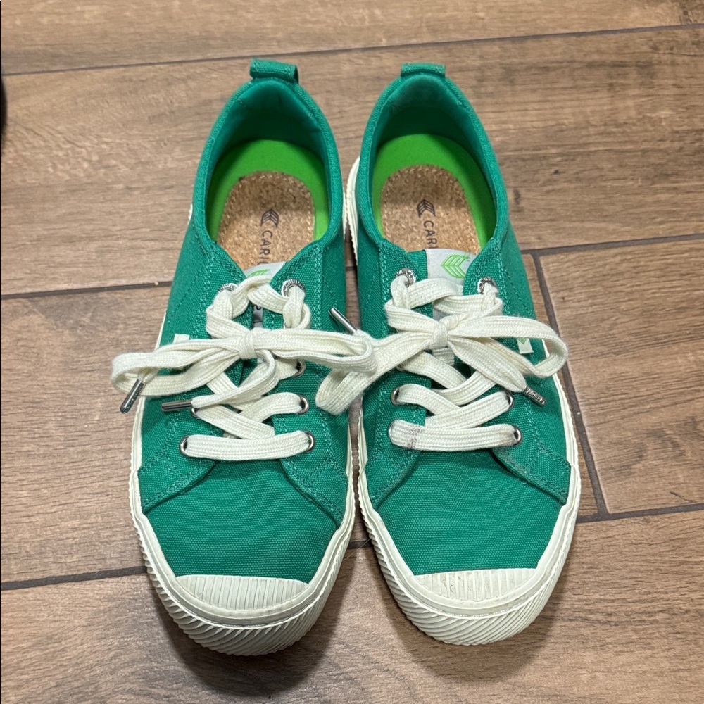 Cariuma Women’s Green Canvas Sneakers size 8.5